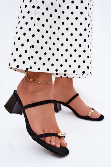 Zapatillas de mujer con tacones y detalles dorados en color negro Verbena