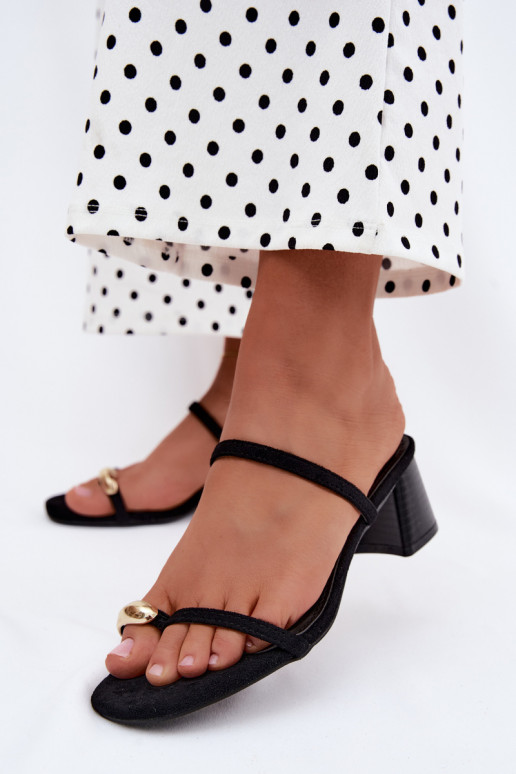 Zapatillas de mujer con tacones y detalles dorados en color negro Verbena