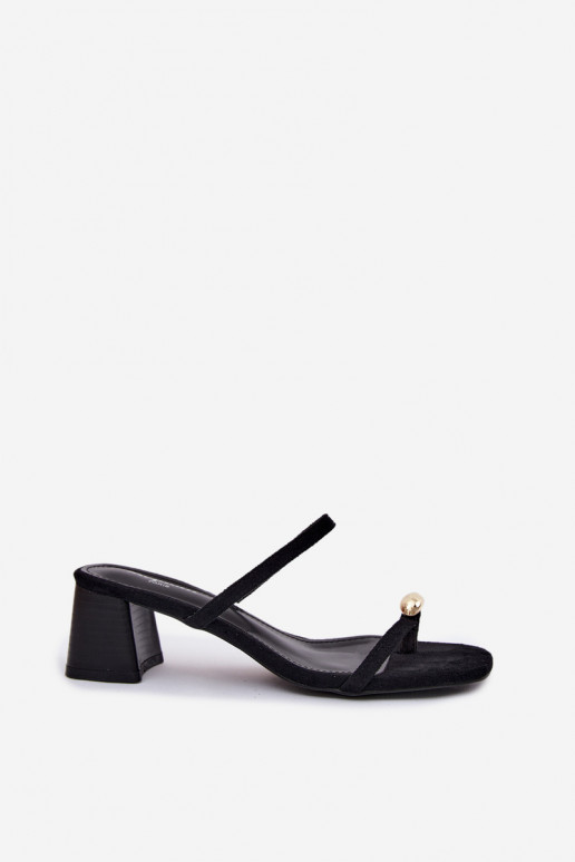 Zapatillas de mujer con tacones y detalles dorados en color negro Verbena
