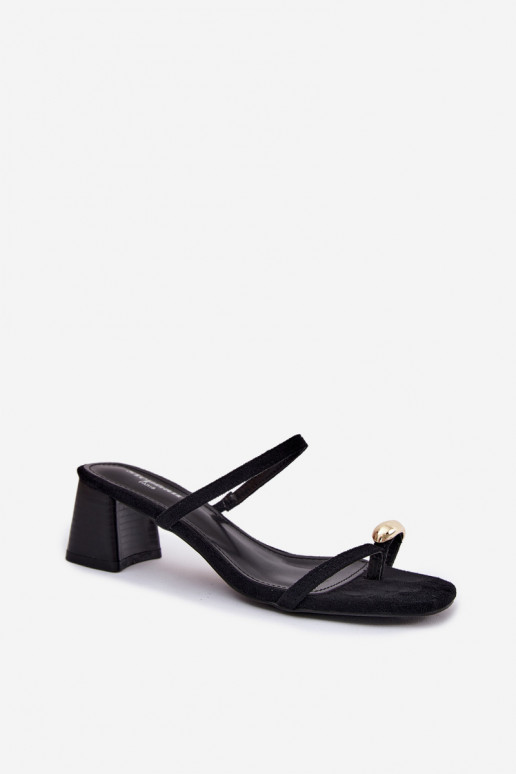 Zapatillas de mujer con tacones y detalles dorados en color negro Verbena