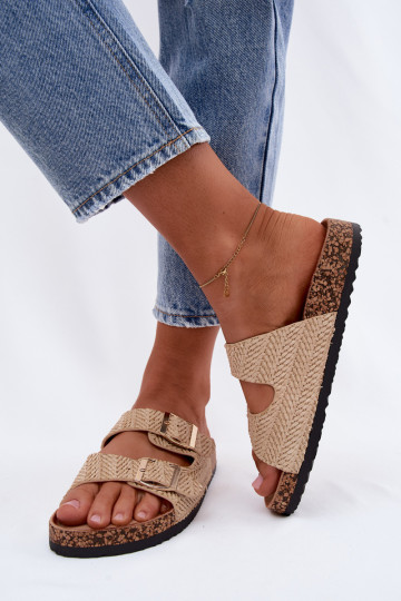 Zapatillas de mujer con trenzas y hebillas doradas en color arena Tai turignovia