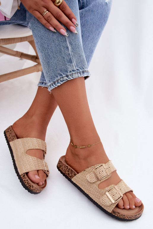 Zapatillas de mujer con trenzas y hebillas doradas en color arena Tai turignovia