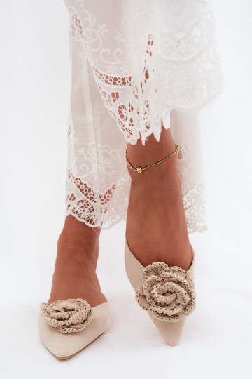 Sandalias de mujer con decoración en ante color marfil Gardenia 2