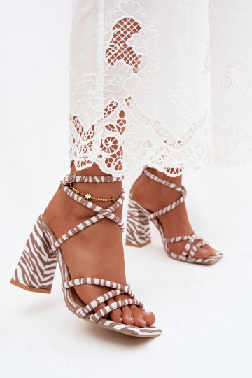 Sandalias de tacón alto en color arena Zebra Josette