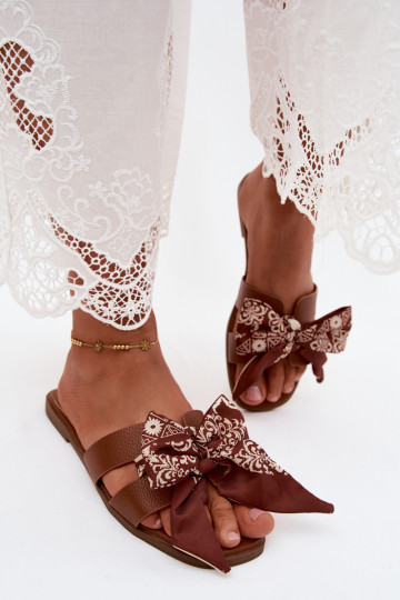zapatillas de mujer con tacones anchos con cintas color marrón Caprissa