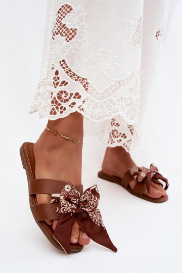 zapatillas de mujer con tacones anchos con cintas color marrón Caprissa 2