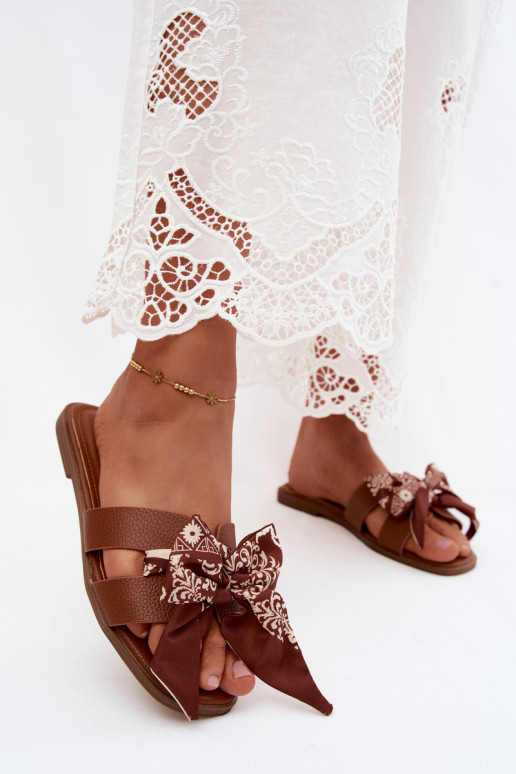 zapatillas de mujer con tacones anchos con cintas color marrón Caprissa