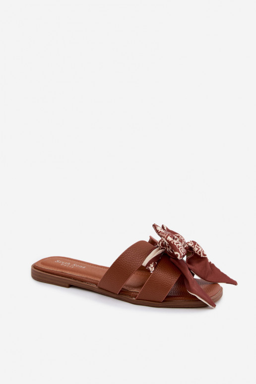 zapatillas de mujer con tacones anchos con cintas color marrón Caprissa