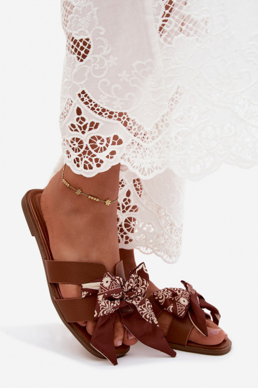 zapatillas de mujer con tacones anchos con cintas color marrón Caprissa