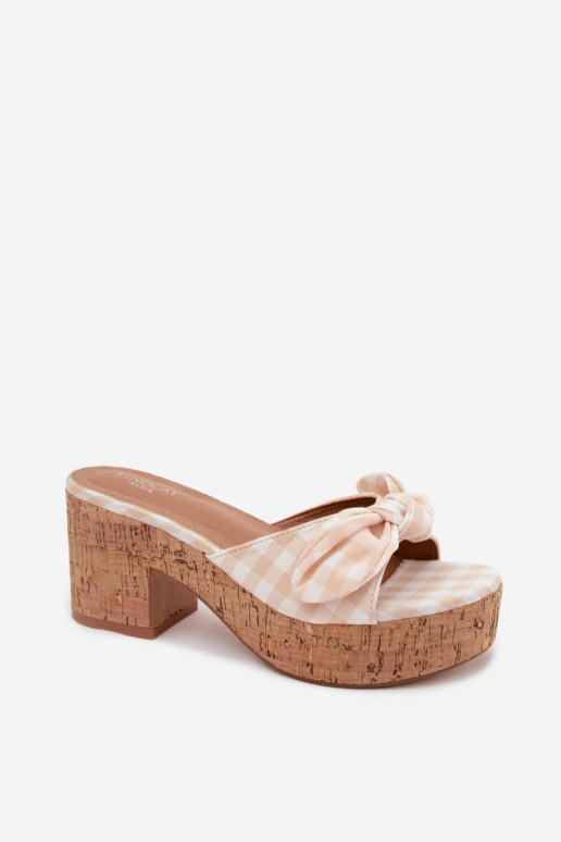 Zapatillas de mujer con tacones y patrones de cuadros en color arena Turignella