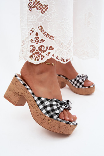 Zapatillas de mujer con tacones y patrones de cuadros en color negro Turignella