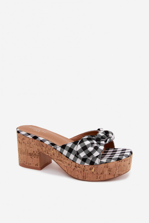 Zapatillas de mujer con tacones y patrones de cuadros en color negro Turignella