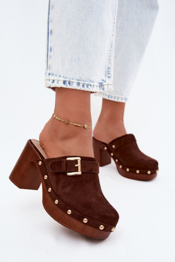 Zuecos CzekoladoĮe de mujer con tacones, hebillas y tachuelas Lagunelle