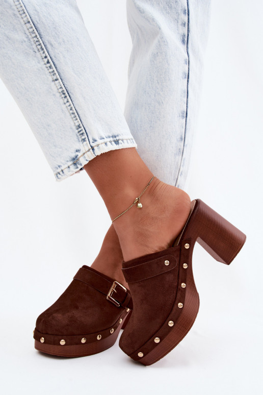 Zuecos CzekoladoĮe de mujer con tacones, hebillas y tachuelas Lagunelle