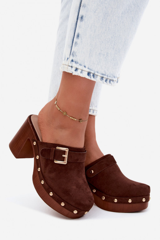 Zuecos CzekoladoĮe de mujer con tacones, hebillas y tachuelas Lagunelle