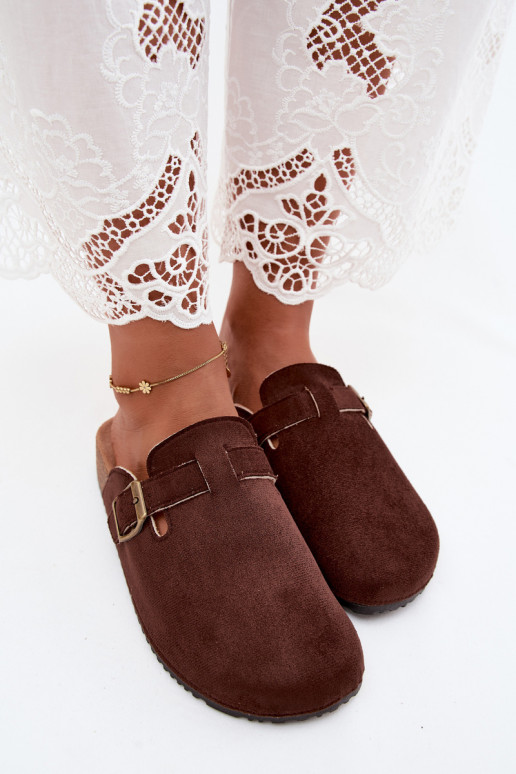 Zuecos de mujer color chocolate con hebillas de ante sintético Tropina