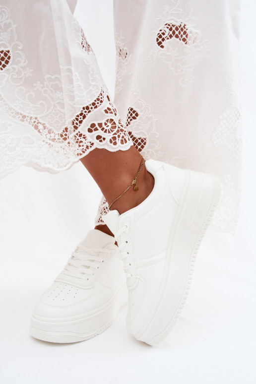 Zapatillas modelo zapatos. Femenino con una plataformaImitacji Skóry el color blanco Crosbella