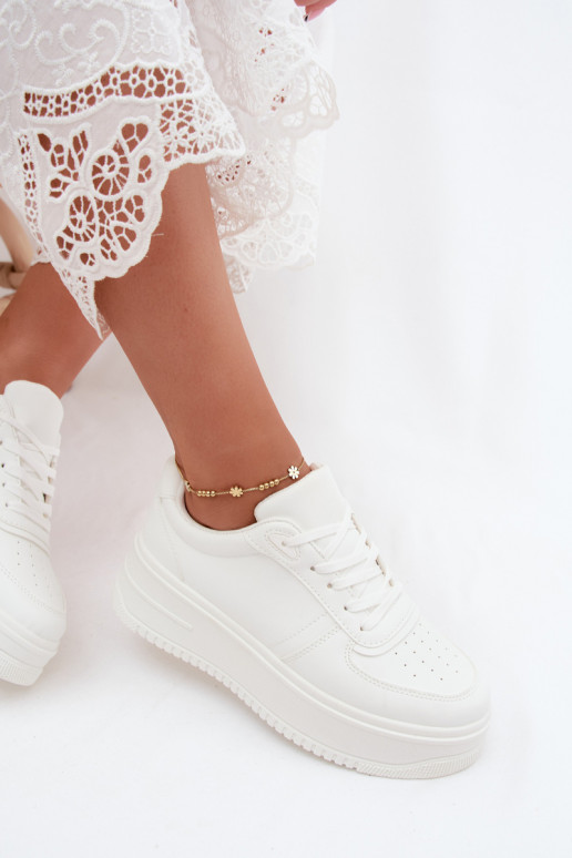 Zapatillas modelo zapatos. Femenino con una plataformaImitacji Skóry el color blanco Crosbella