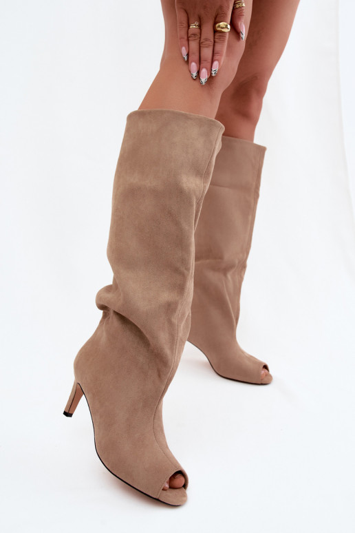Botas largas color caqui con punta abierta de ante sintético en tacón delgado Puffina