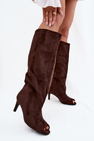 Botas largas color chocolate con punta abierta de ante sintético en tacón delgado Puffina