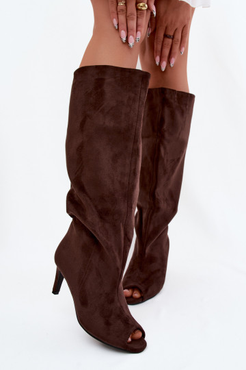 Botas largas color chocolate con punta abierta de ante sintético en tacón delgado Puffina 2