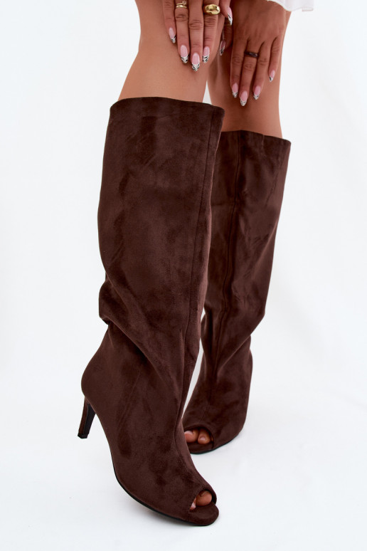 Botas largas color chocolate con punta abierta de ante sintético en tacón delgado Puffina