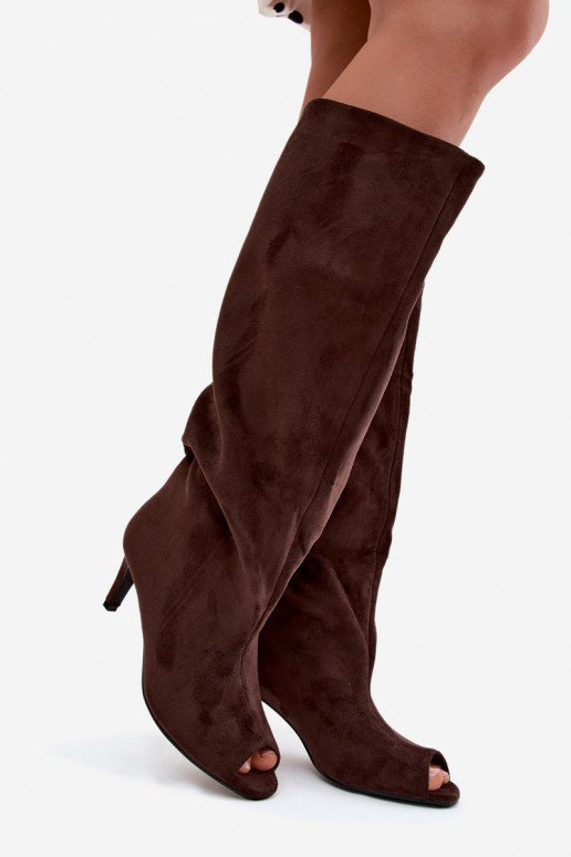 Botas largas color chocolate con punta abierta de ante sintético en tacón delgado Puffina