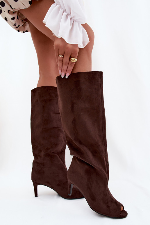 Botas largas color chocolate con punta abierta de ante sintético en tacón delgado Puffina