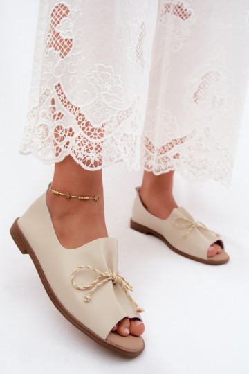 Sandalias beige para mujer con cordones decorativos y acabado brillante de cuero sintético Coltrania 2