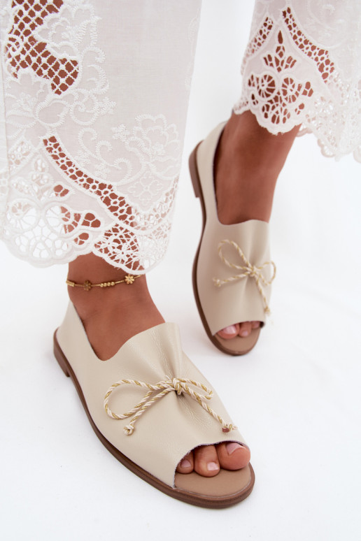 Sandalias beige para mujer con cordones decorativos y acabado brillante de cuero sintético Coltrania