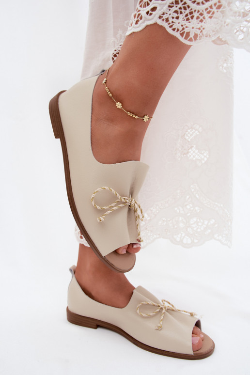 Sandalias beige para mujer con cordones decorativos y acabado brillante de cuero sintético Coltrania