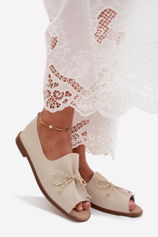 Sandalias beige para mujer con cordones decorativos y acabado brillante de cuero sintético Coltrania