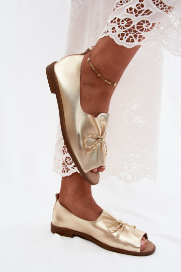 Sandalias doradas para mujer con cordones decorativos y acabado brillante de cuero sintético Coltrania
