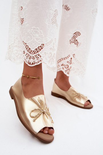 Sandalias doradas para mujer con cordones decorativos y acabado brillante de cuero sintético Coltrania 2