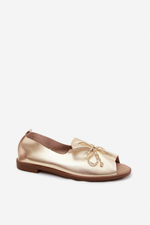 Sandalias doradas para mujer con cordones decorativos y acabado brillante de cuero sintético Coltrania