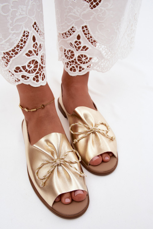 Sandalias doradas para mujer con cordones decorativos y acabado brillante de cuero sintético Coltrania