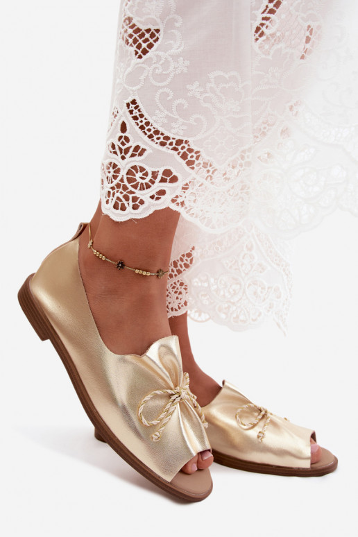 Sandalias doradas para mujer con cordones decorativos y acabado brillante de cuero sintético Coltrania