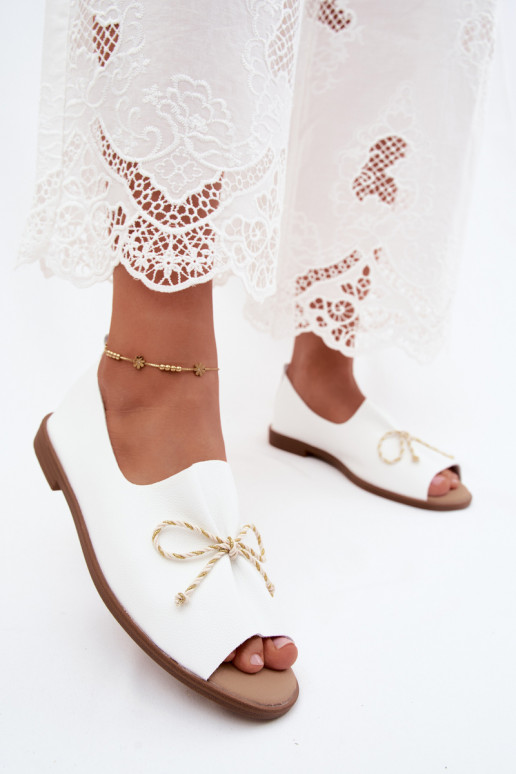 Sandalias blancas para mujer con cordones decorativos y acabado brillante de cuero sintético Coltrania