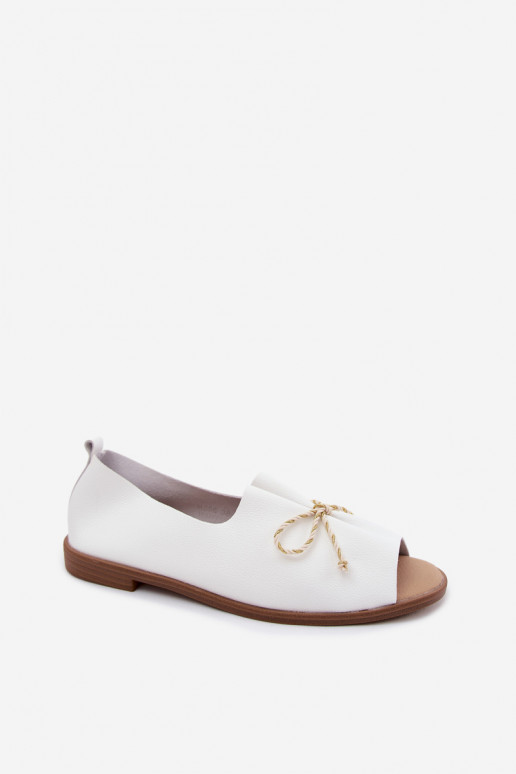 Sandalias blancas para mujer con cordones decorativos y acabado brillante de cuero sintético Coltrania