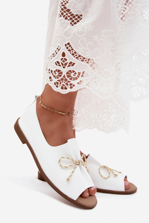 Sandalias blancas para mujer con cordones decorativos y acabado brillante de cuero sintético Coltrania