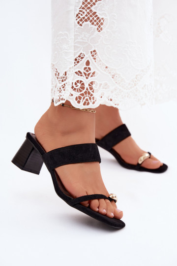 Chanclas con tacones y detalles dorados en negro Dakotelle