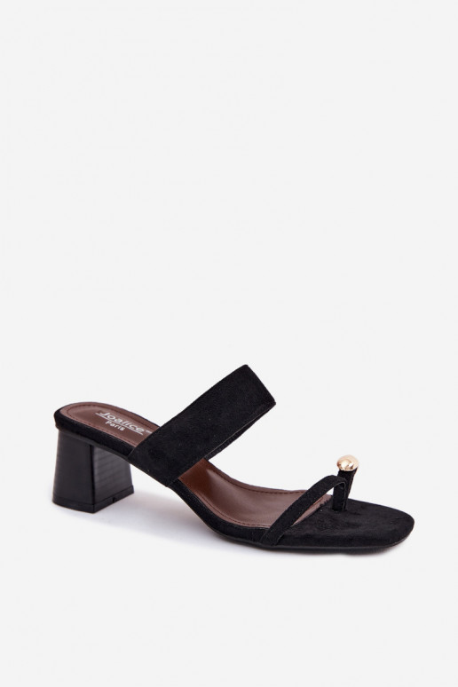 Chanclas con tacones y detalles dorados en negro Dakotelle