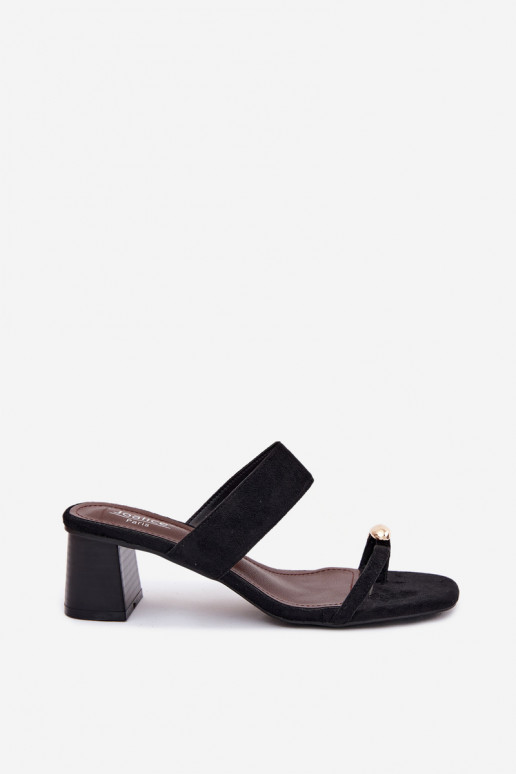 Chanclas con tacones y detalles dorados en negro Dakotelle