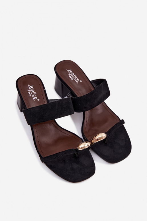 Chanclas con tacones y detalles dorados en negro Dakotelle