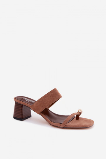 Chanclas con tacones y detalles dorados en marrón Dakotelle 2