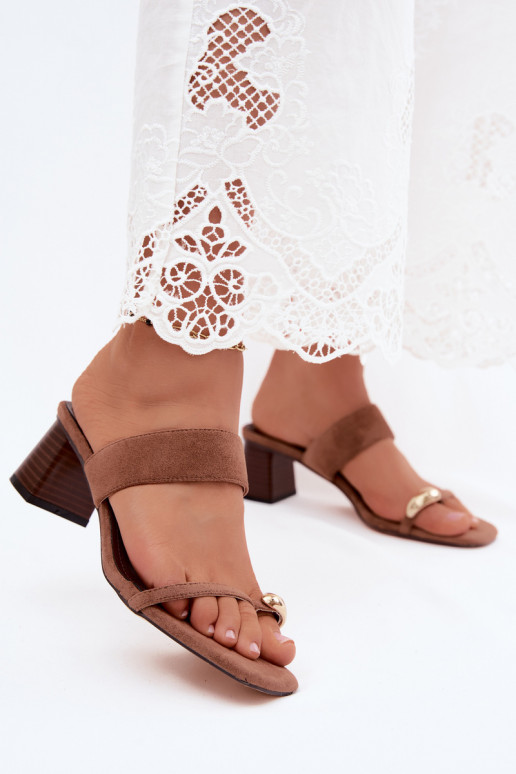 Chanclas con tacones y detalles dorados en marrón Dakotelle