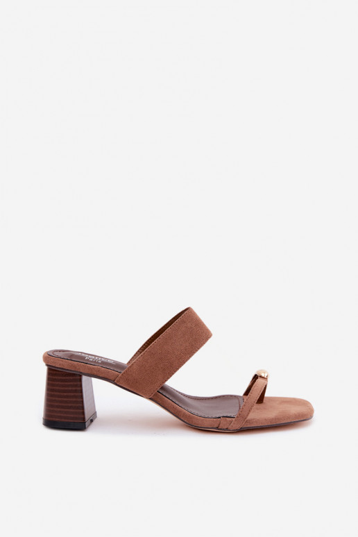 Chanclas con tacones y detalles dorados en marrón Dakotelle