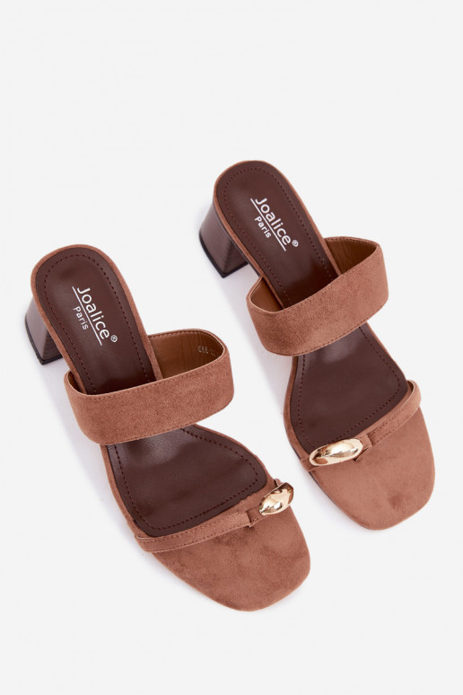 Chanclas con tacones y detalles dorados en marrón Dakotelle
