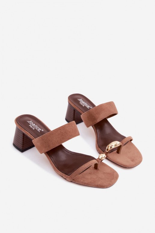Chanclas con tacones y detalles dorados en marrón Dakotelle