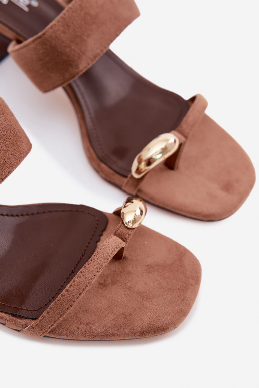 Chanclas con tacones y detalles dorados en marrón Dakotelle